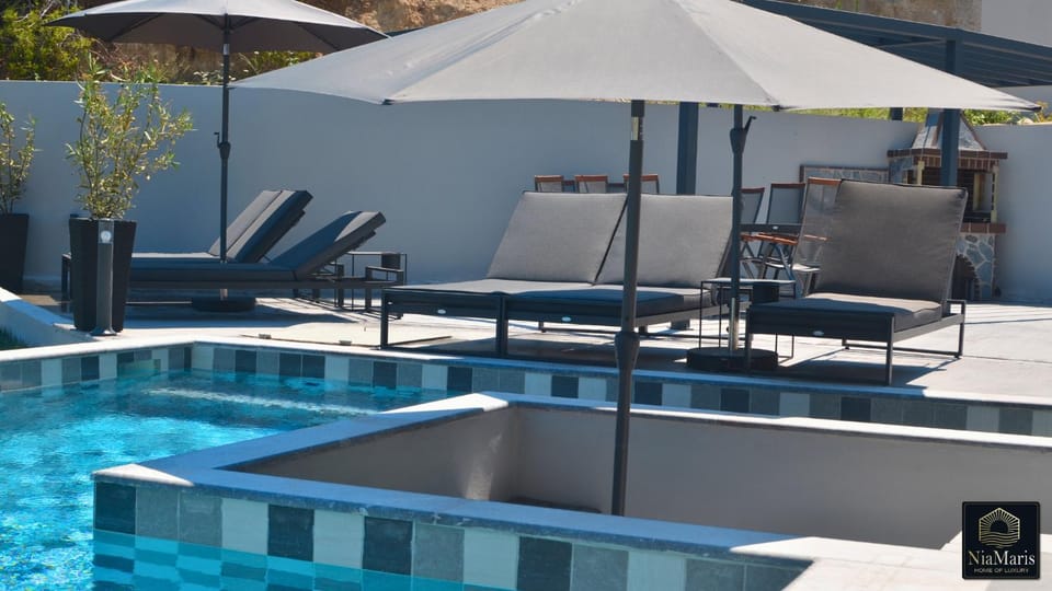 Swimming pool, sunbed