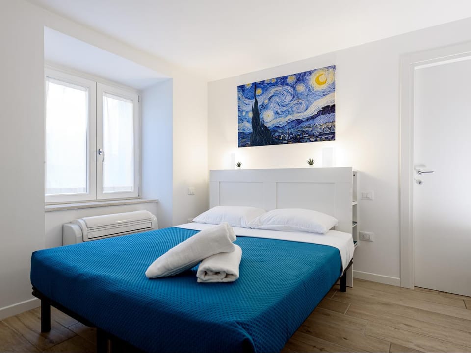 Bed, Bedroom, towels