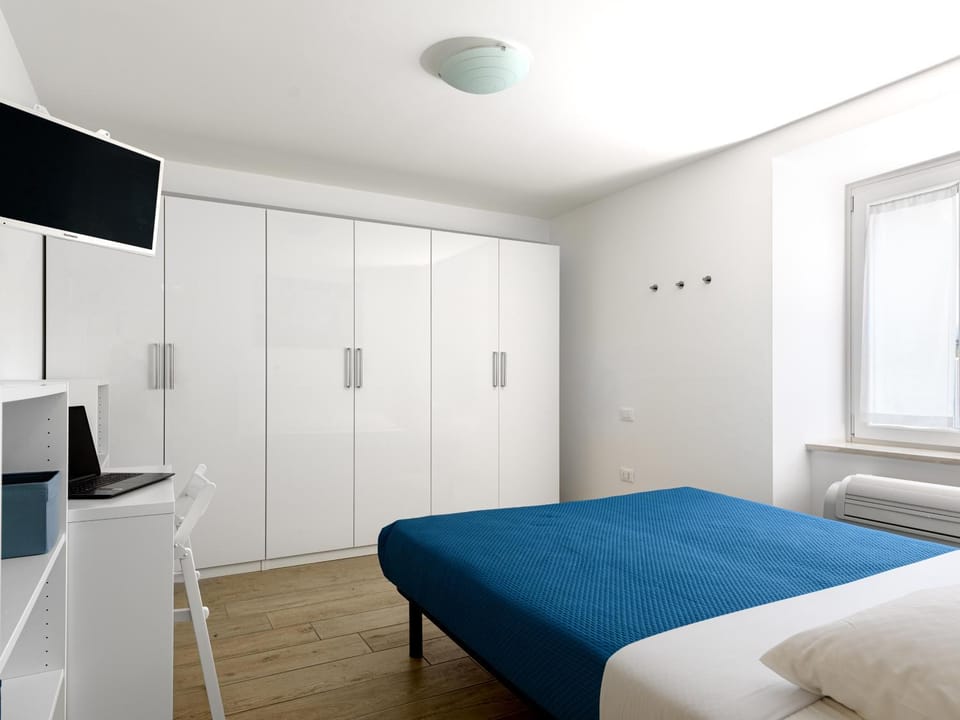 Bed, TV and multimedia, Bedroom, wardrobe