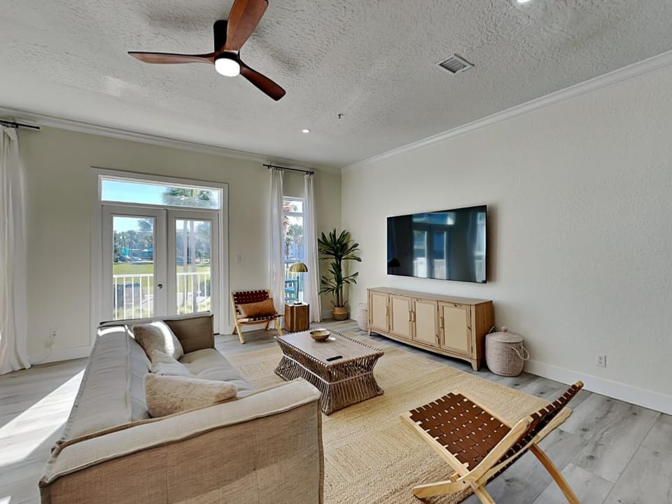 TV and multimedia, Balcony/Terrace, Living room, Seating area, furniture