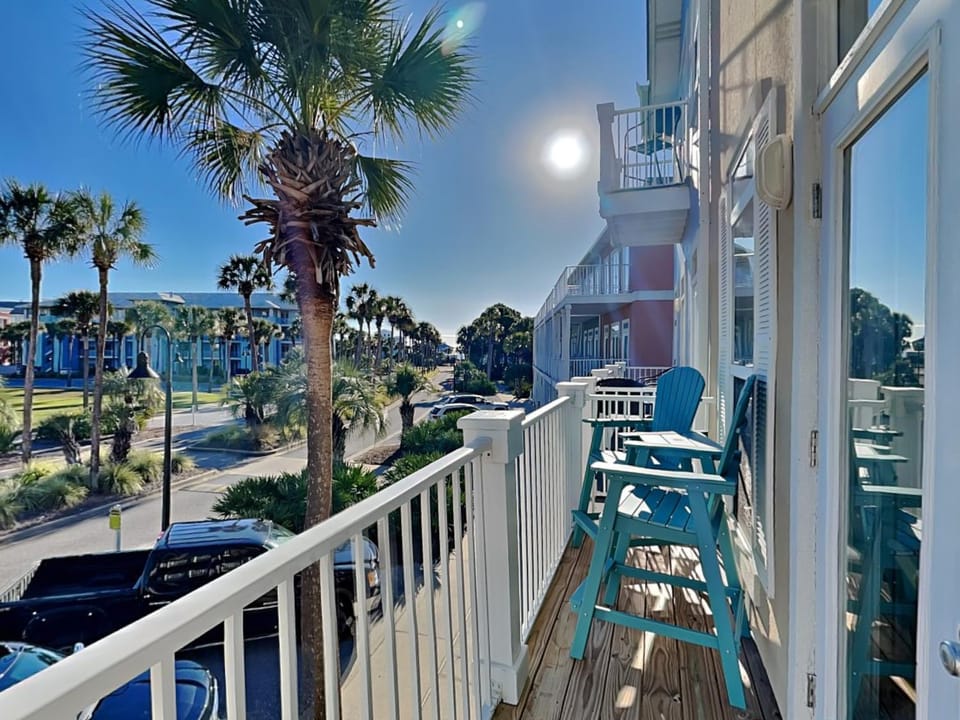Natural landscape, Balcony/Terrace, Seating area, Street view