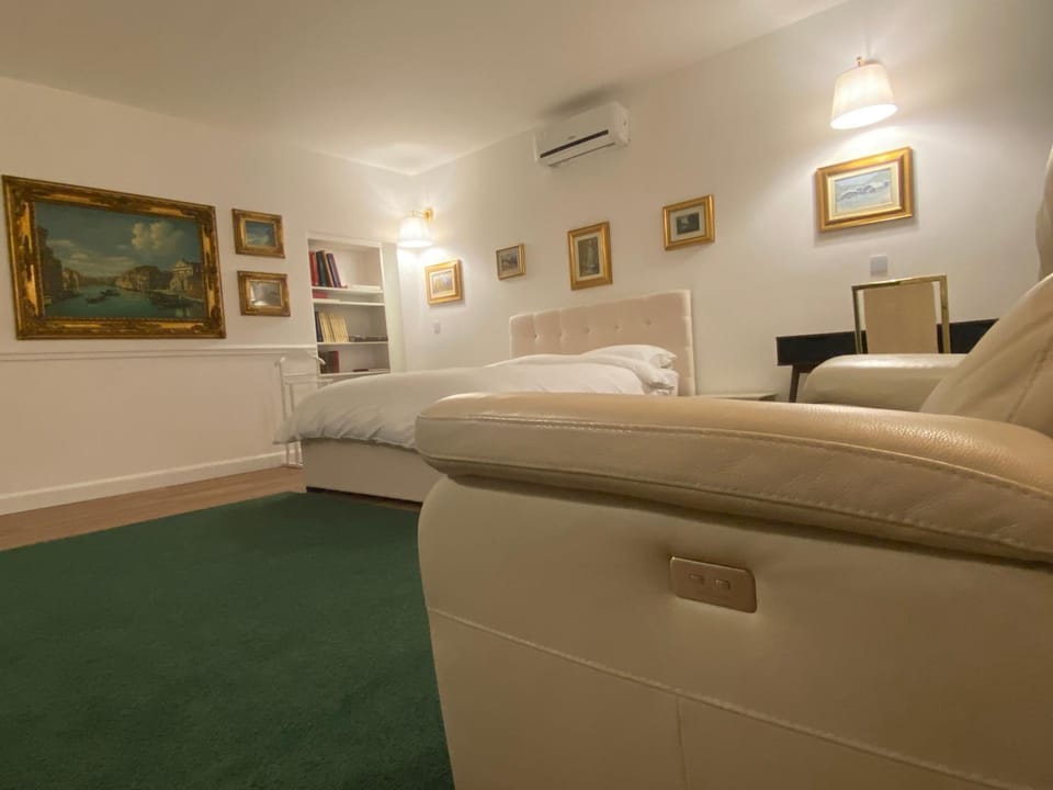 Photo of the whole room, Bedroom, air conditioner