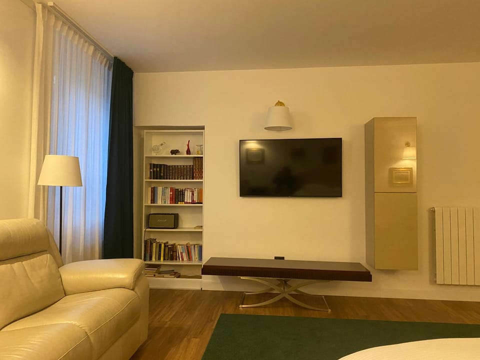 Communal lounge/ TV room, Library, TV and multimedia, Photo of the whole room, Bedroom, hair dresser