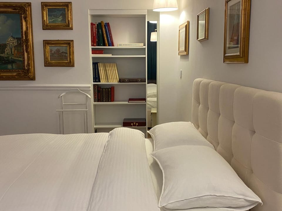 Library, Photo of the whole room, Bedroom