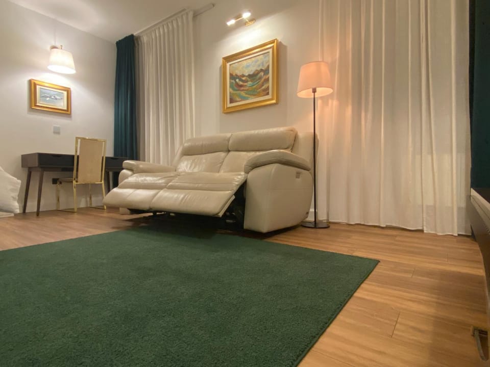 Photo of the whole room, Bedroom, hair dresser