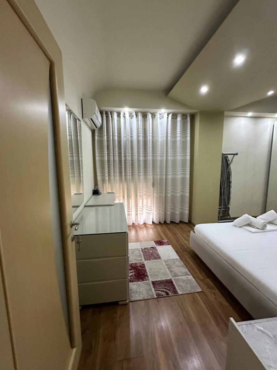 Bed, TV and multimedia, Photo of the whole room, Bedroom, hair dresser, wardrobe