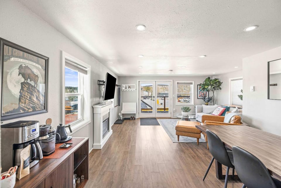Leadville Dairy Flat - 2 Bed with Office and HOT TUB House in Leadville