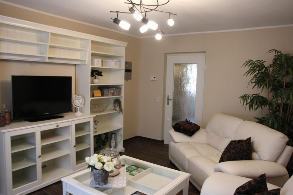 Communal lounge/ TV room, TV and multimedia, Living room, Seating area, Evening entertainment