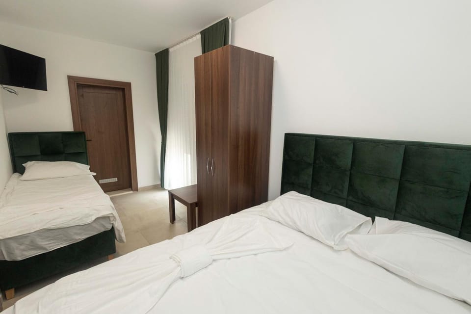 Communal lounge/ TV room, Bed, TV and multimedia, Photo of the whole room, Bedroom, hair dresser, wardrobe