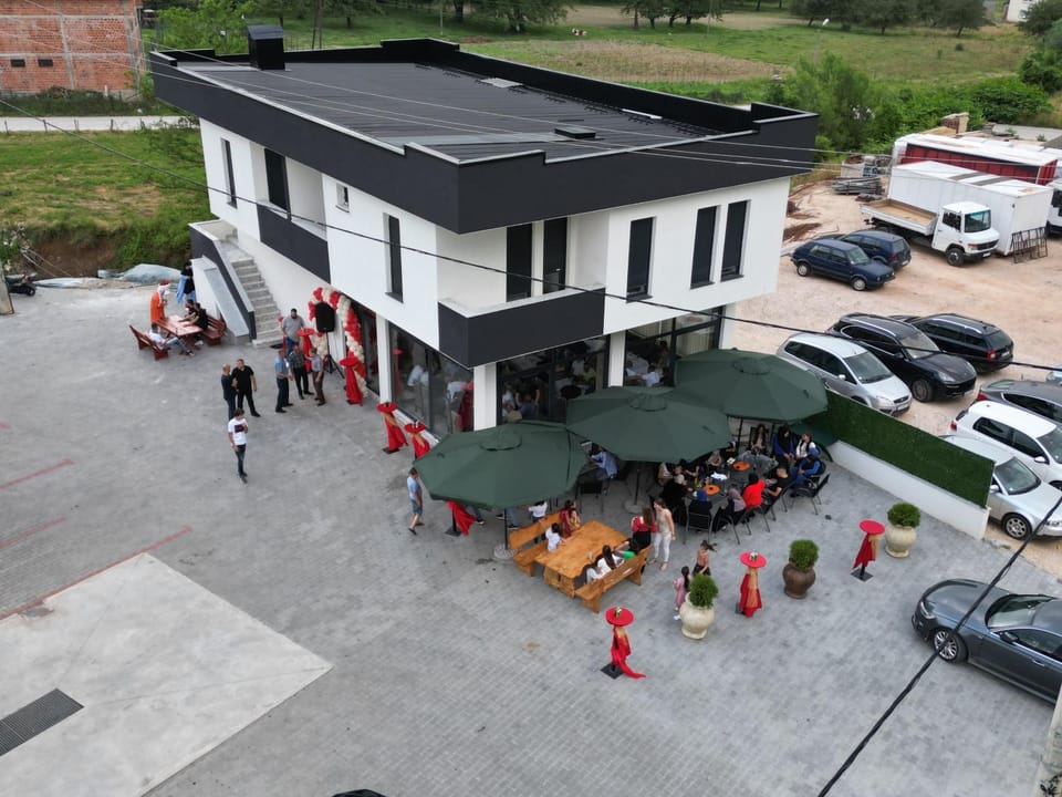 Property building, Day, People, Bird's eye view, Location, group of guests, Parking