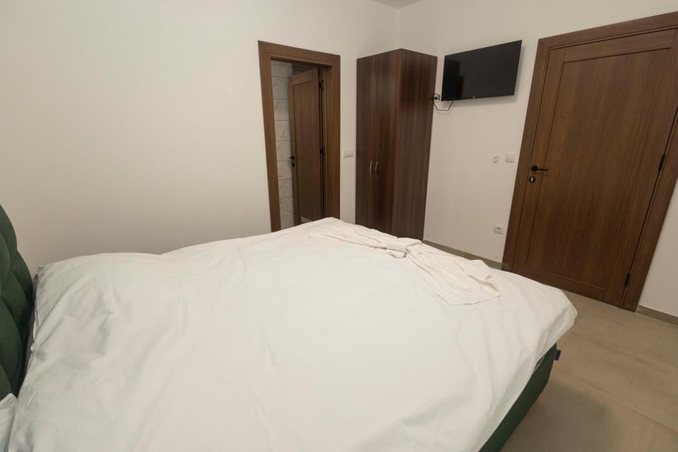 Bed, TV and multimedia, Photo of the whole room, Bedroom, wardrobe