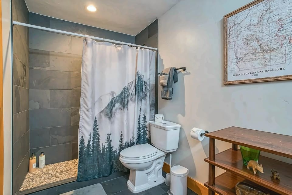 The Rocky Mountain Suite Hot Tub Sauna and Gym Hostel in Leadville