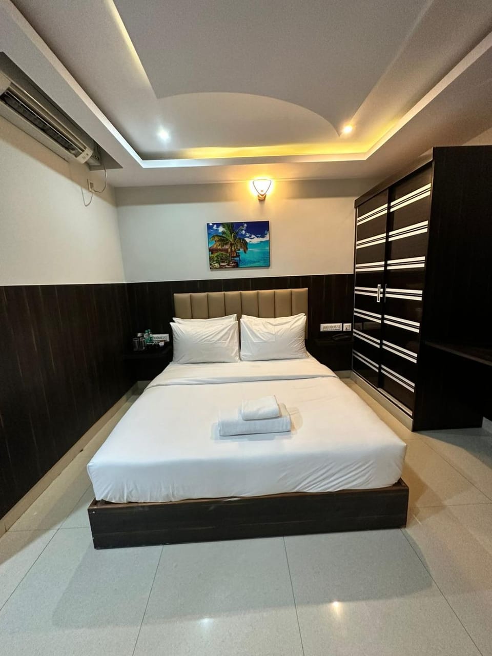 Bed, Photo of the whole room, Bedroom, towels