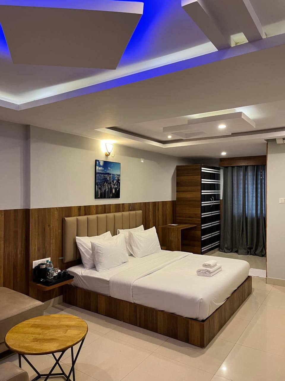 Bed, Photo of the whole room, Seating area, Bedroom, towels