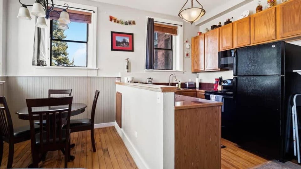 Kitchen or kitchenette, Dining area, microwave