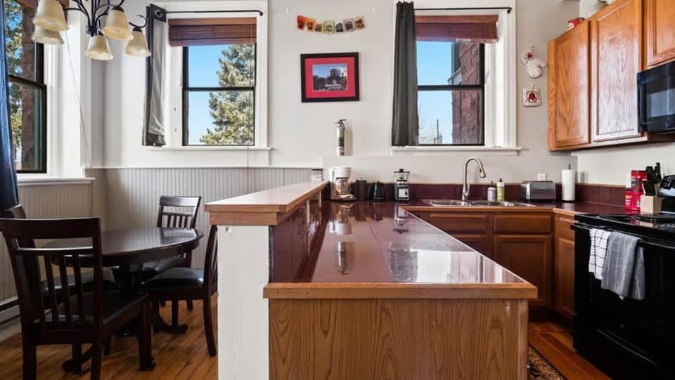 Kitchen or kitchenette, Dining area, microwave, stove