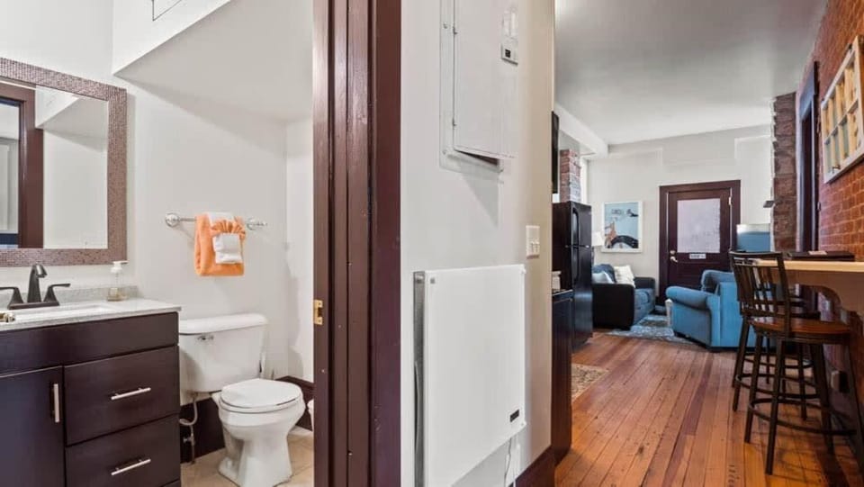 Toilet, towels
