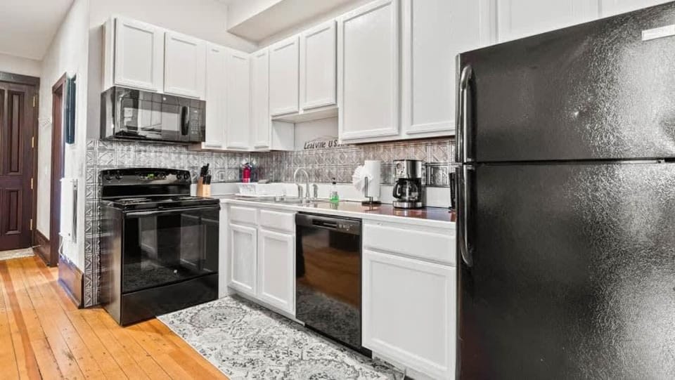 Coffee/tea facilities, Kitchen or kitchenette, dishwasher, microwave, oven, stove