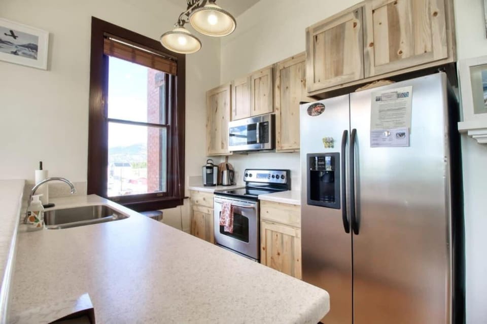 Kitchen or kitchenette, microwave, stove