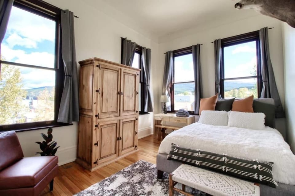 Bed, Seating area, Bedroom