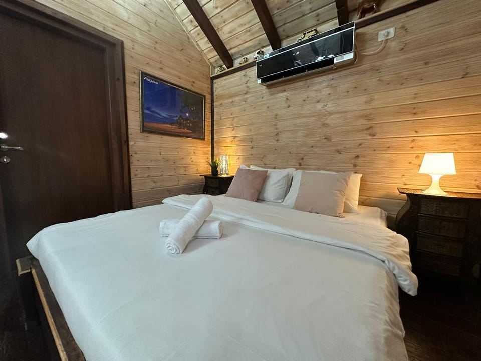 Bed, Seating area