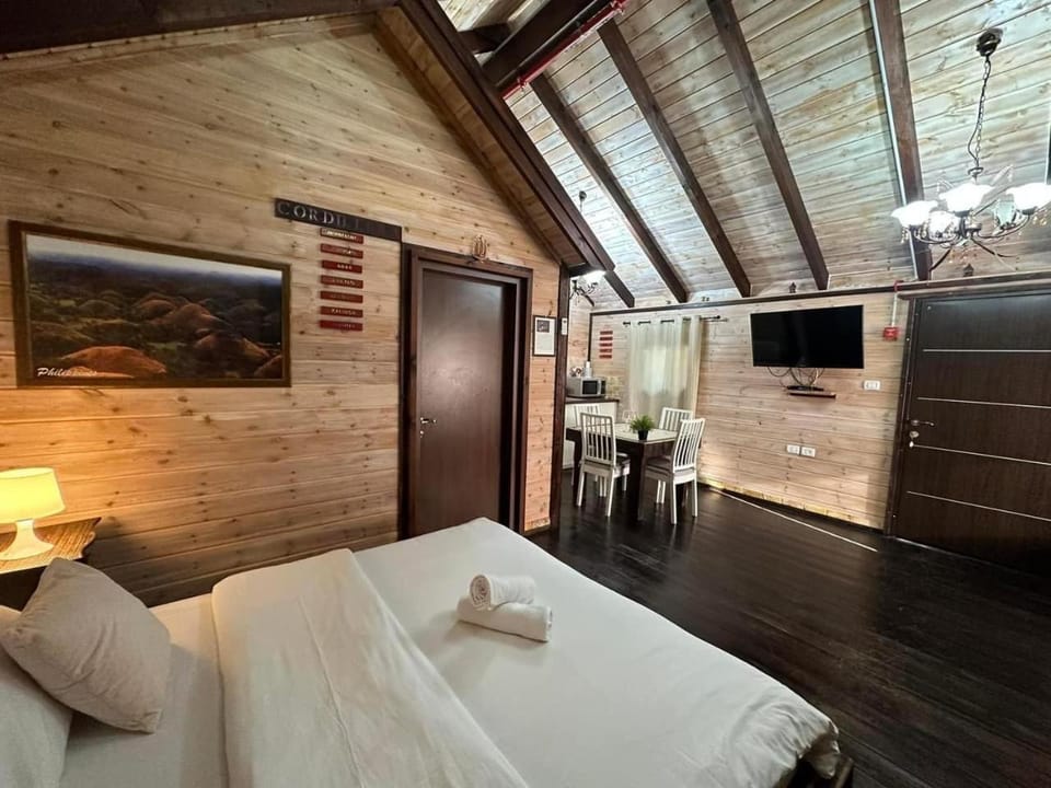Bed, TV and multimedia, Bedroom, towels