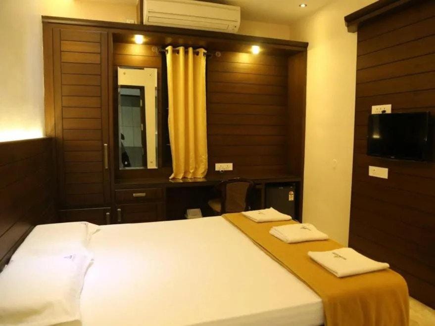 Photo of the whole room, air conditioner