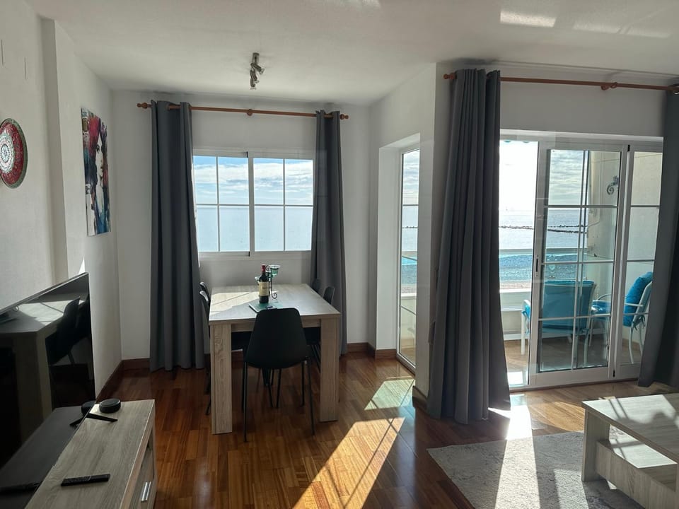 Communal lounge/ TV room, Dining area, Sea view
