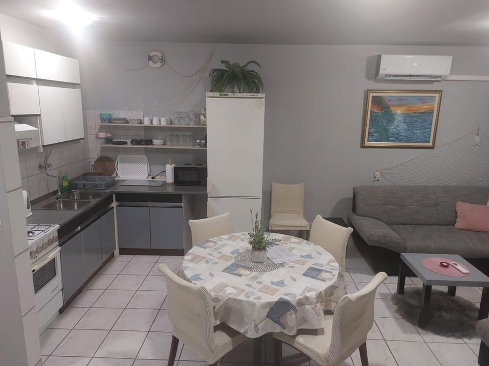 Kitchen or kitchenette, Living room, Seating area, Dining area