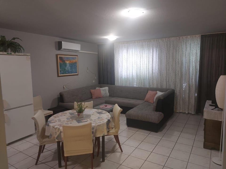 Living room, Seating area, Dining area, air conditioner