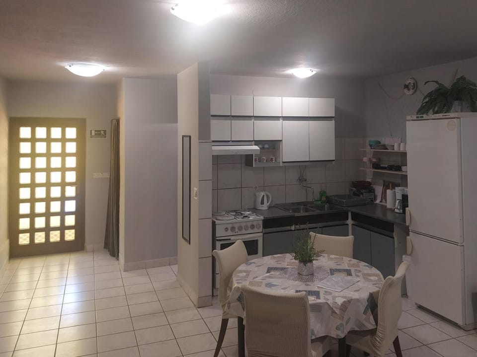 Kitchen or kitchenette, Dining area, oven
