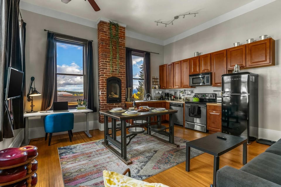 Kitchen or kitchenette, Seating area, Dining area