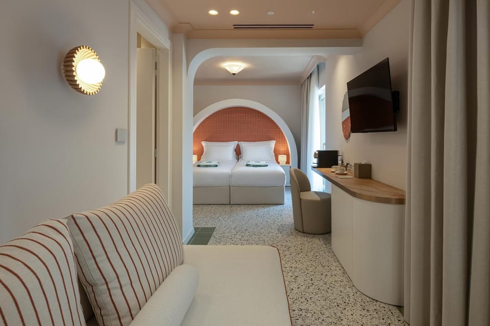 Communal lounge/ TV room, Living room, Seating area, Bedroom