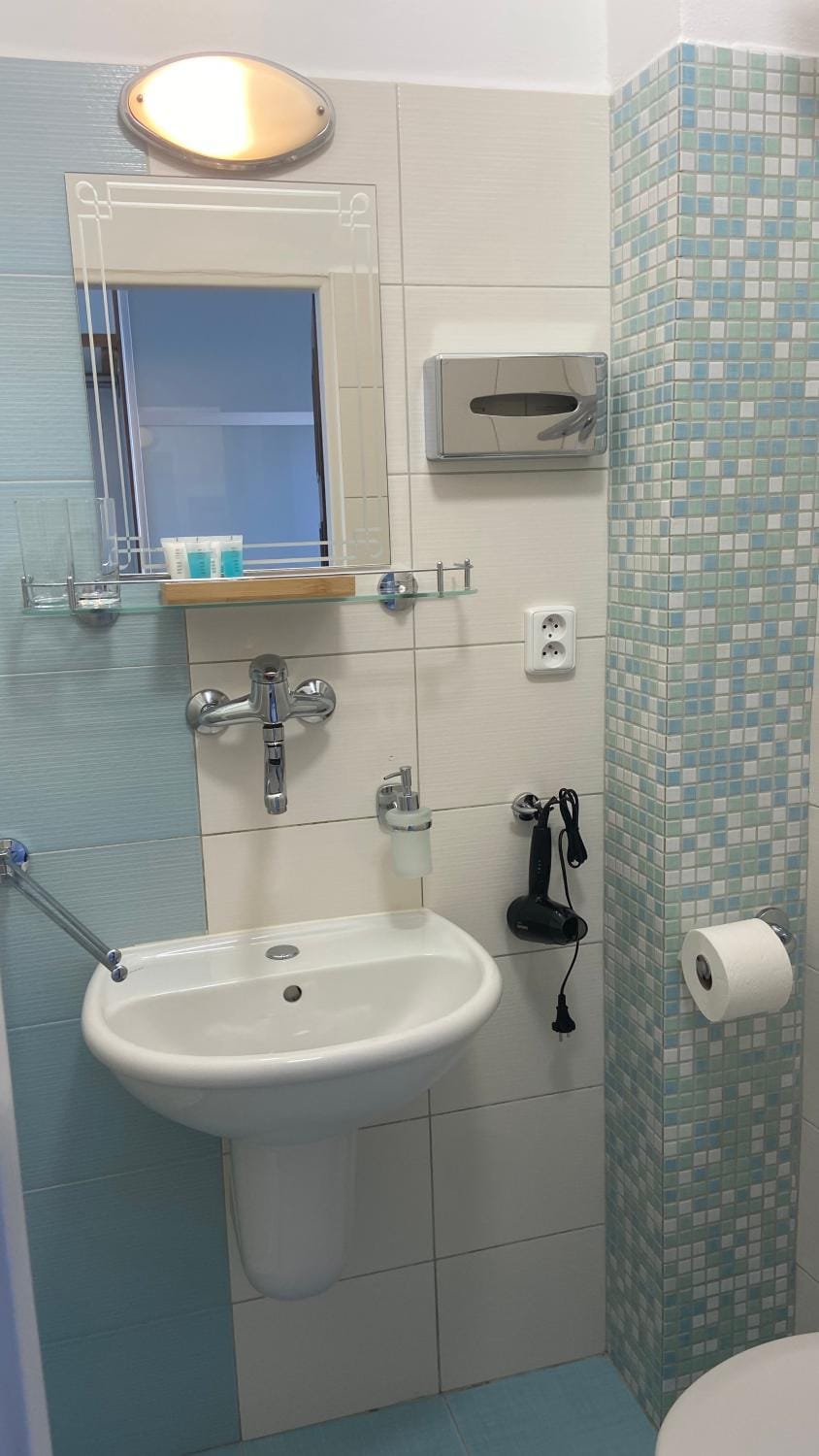 Shower, Toilet, Bathroom, towels
