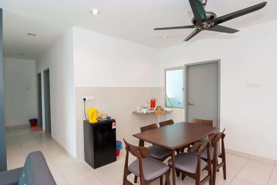 Kitchen or kitchenette, Seating area, Dining area, fireplace