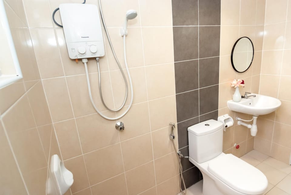 Shower, Toilet, Bathroom, bidet, towels