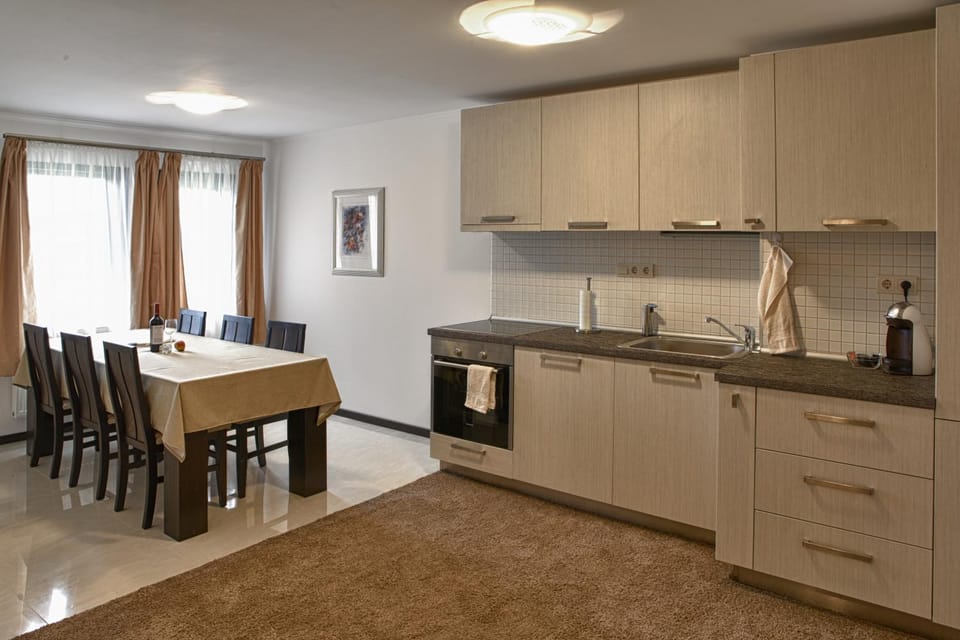 Kitchen or kitchenette, Dining area