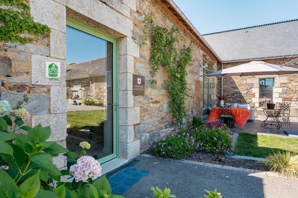Property building, Facade/entrance, Garden