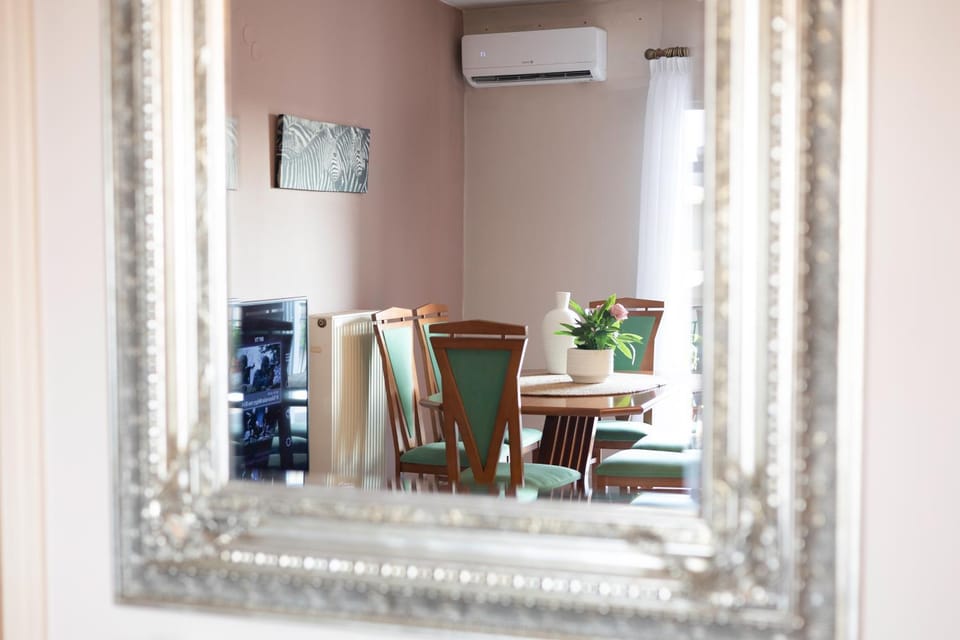 Living room, Seating area, Dining area, air conditioner