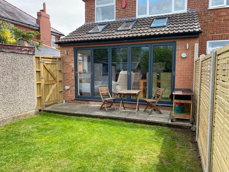 Lovely Semi-Beach 2x Pubs -5 min walk-Pets welcome-Parking-Garden House in Scarborough