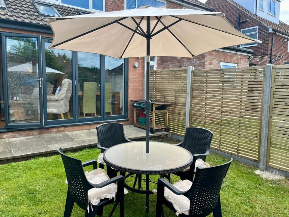 Lovely Semi-Beach 2x Pubs -5 min walk-Pets welcome-Parking-Garden House in Scarborough