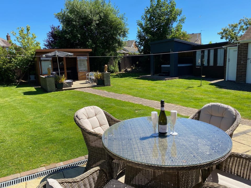 Spring, Day, Garden, Dining area