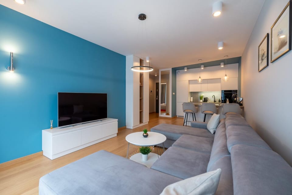 TV and multimedia, Living room, Seating area, Evening entertainment