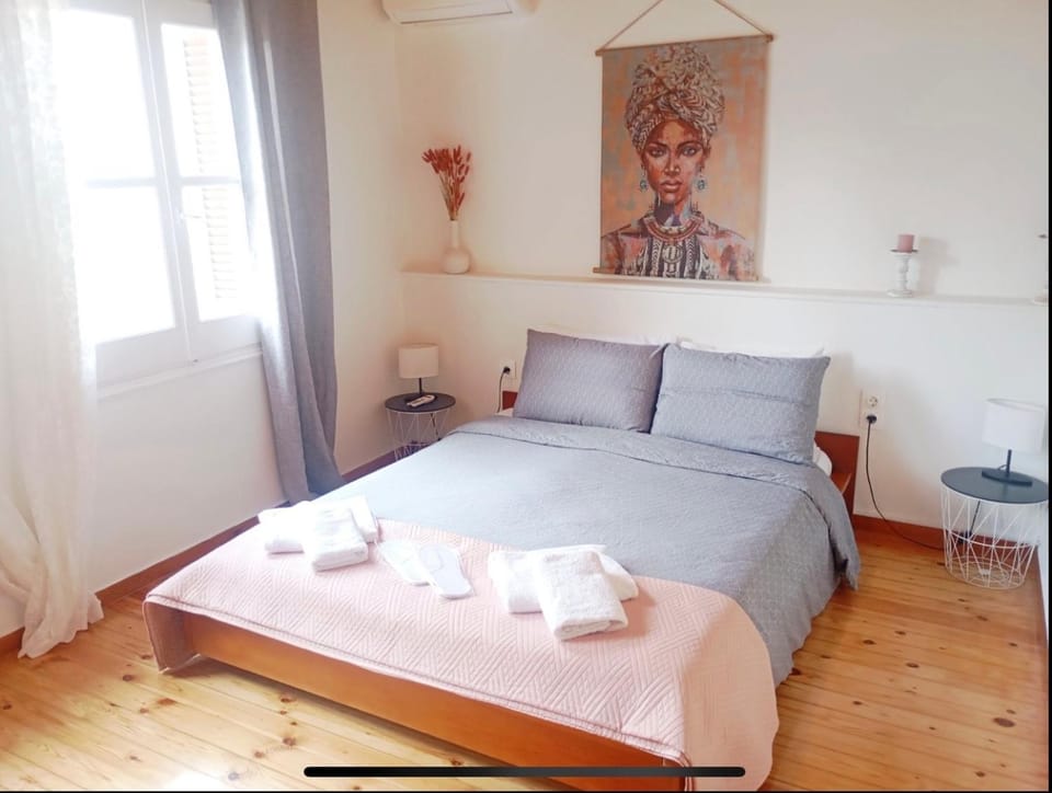 Bed, Decorative detail, Bedroom, towels, air conditioner