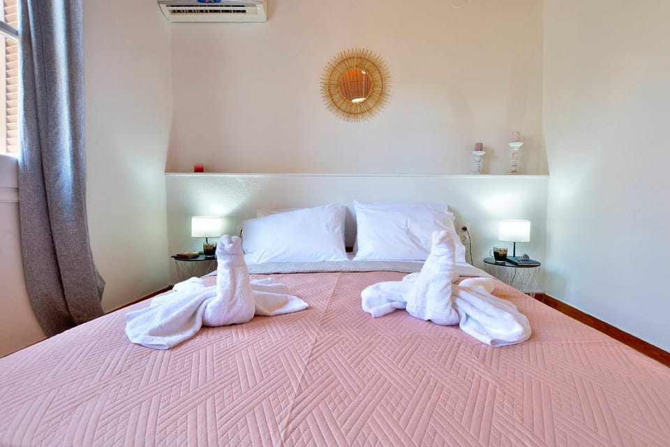 Bed, Bedroom, towels, air conditioner