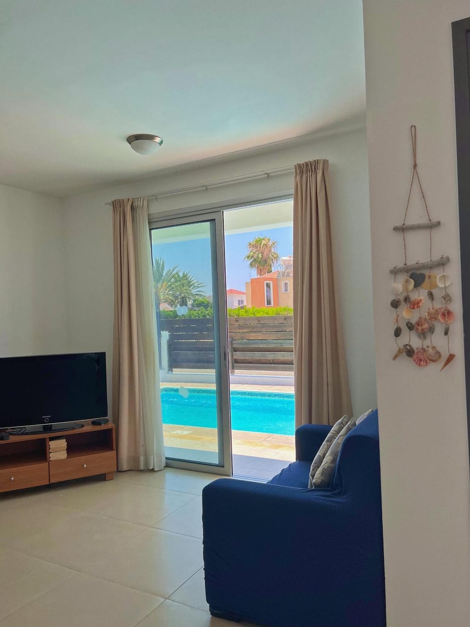 Communal lounge/ TV room, TV and multimedia, Living room, Seating area, Pool view, Swimming pool