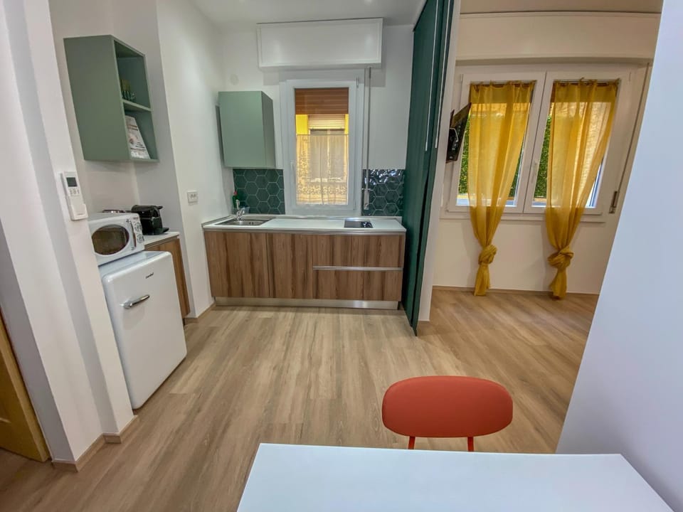Kitchen or kitchenette, minibar
