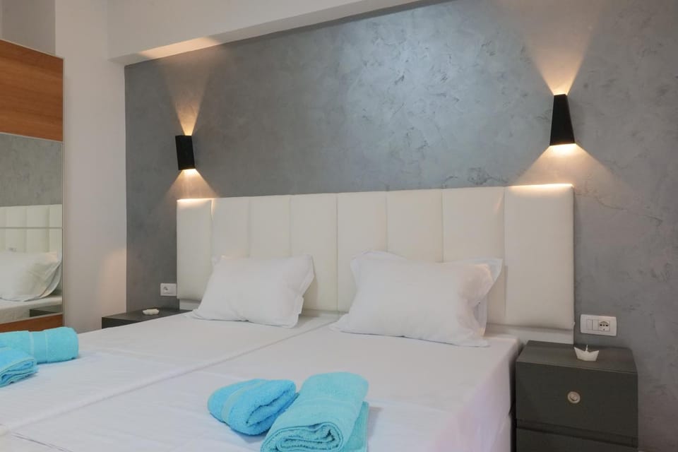 Bed, Bedroom, towels