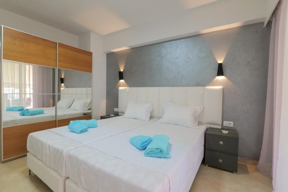 Bed, Bedroom, towels
