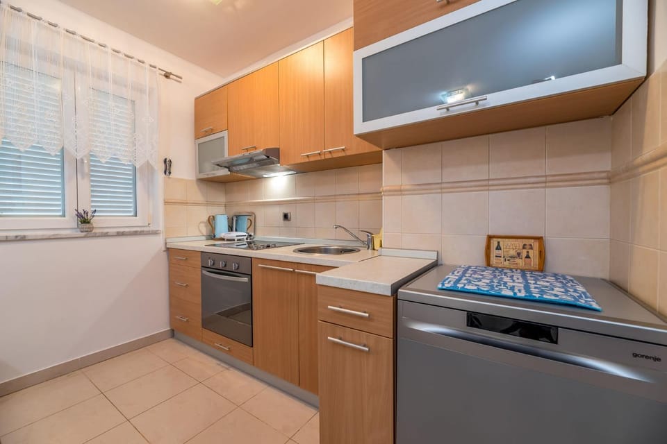 Kitchen or kitchenette, dishwasher, pet friendly, stove